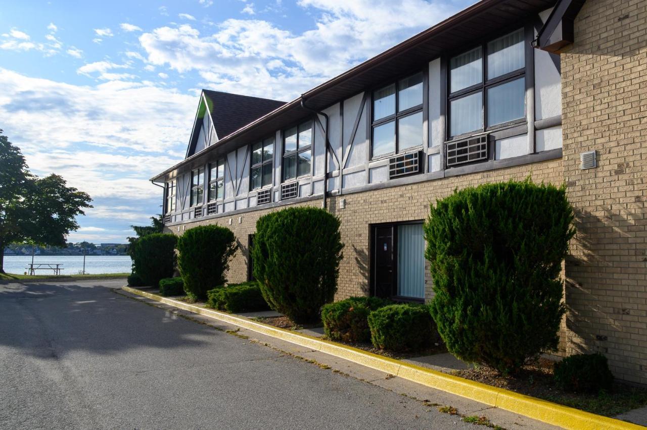 Days Inn By Wyndham Sarnia Harbourfront Extérieur photo