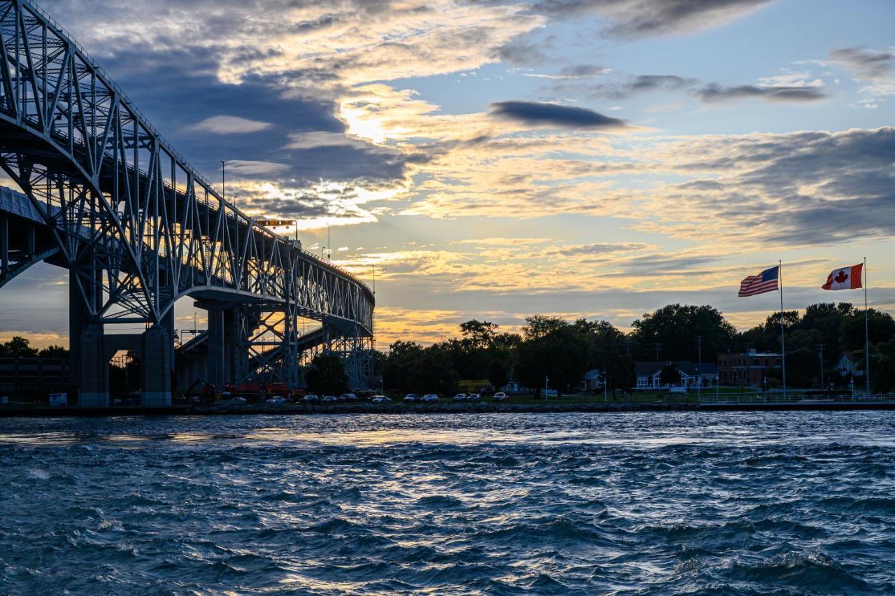 Days Inn By Wyndham Sarnia Harbourfront Extérieur photo