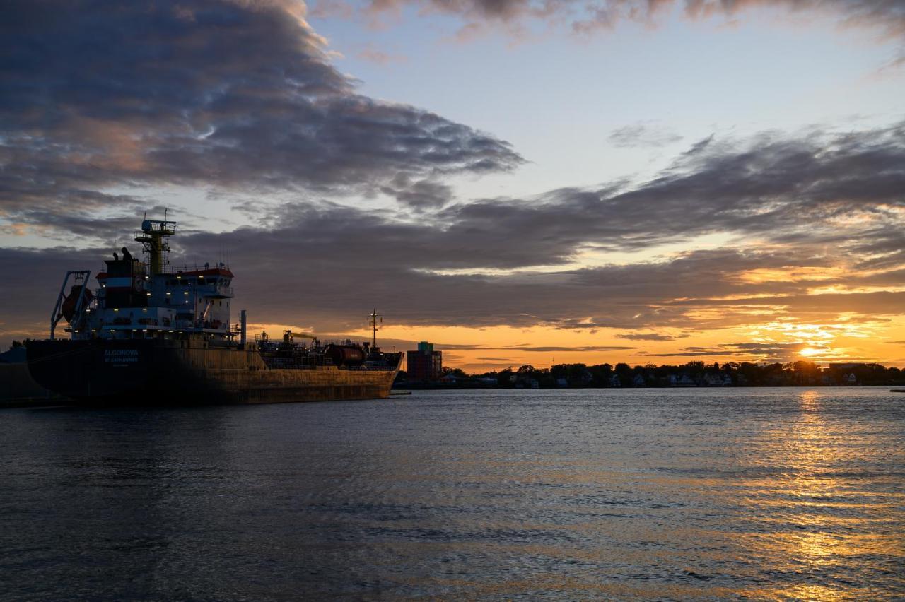 Days Inn By Wyndham Sarnia Harbourfront Extérieur photo