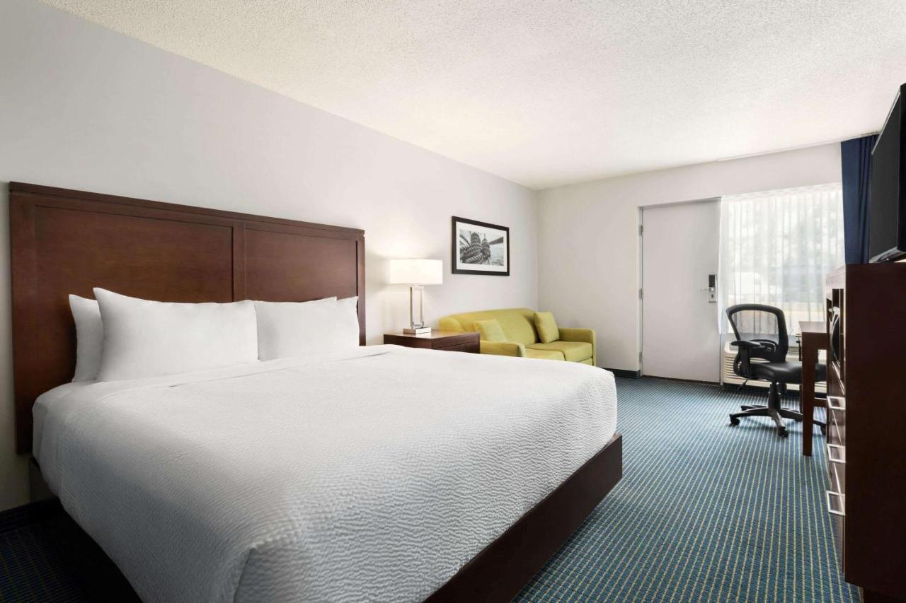 Days Inn By Wyndham Sarnia Harbourfront Extérieur photo