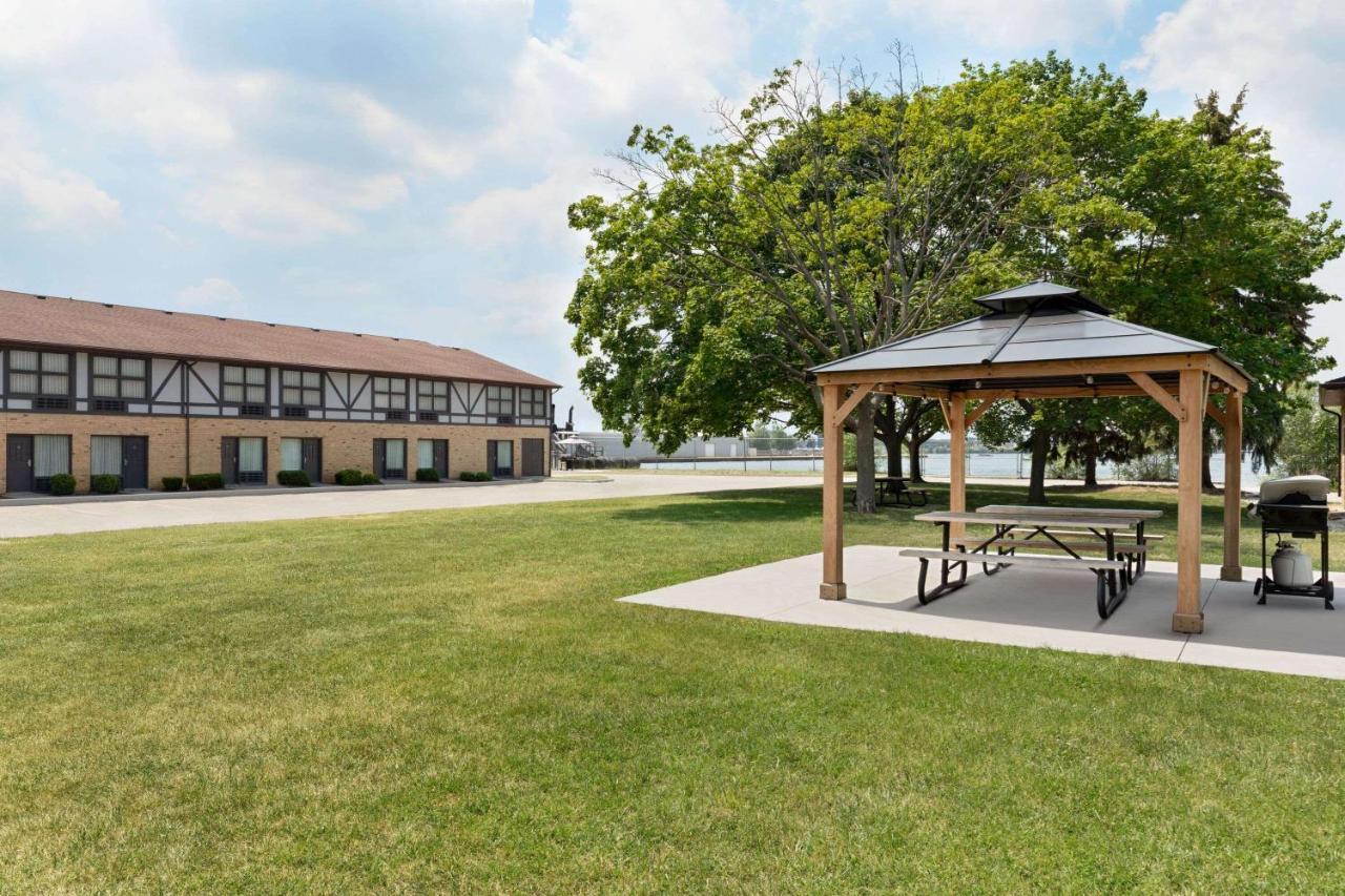 Days Inn By Wyndham Sarnia Harbourfront Extérieur photo